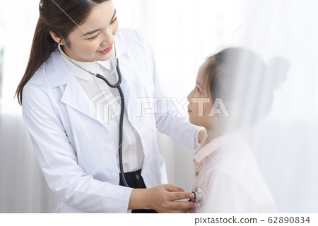 doctor and child 62890834