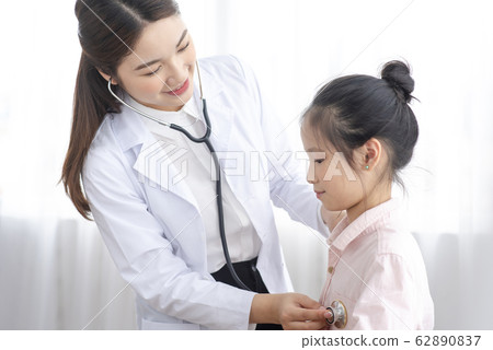 doctor and child doctor and child 62890837