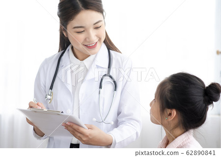 doctor and child doctor and child 62890841