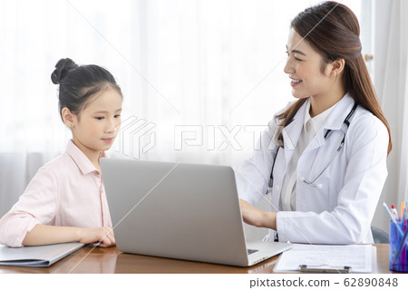 doctor and child doctor and child 62890848