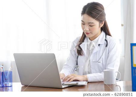doctor and child doctor and child 62890851