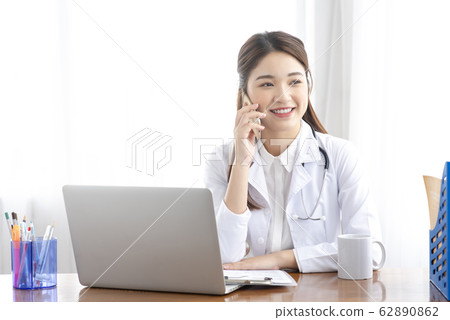 woman doctor woman doctor 62890862