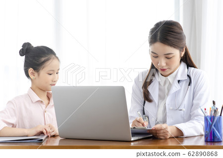 doctor and child 62890868