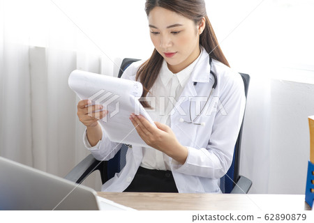 woman doctor woman doctor 62890879