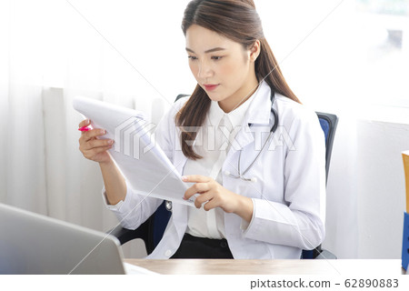 woman doctor 62890883