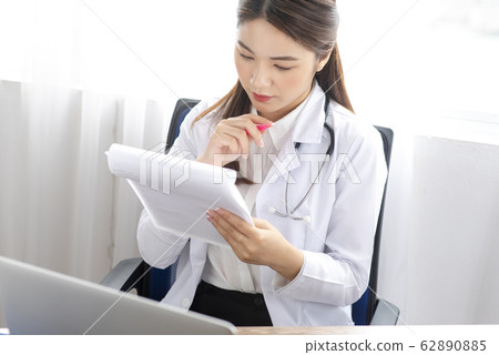 woman doctor woman doctor 62890885