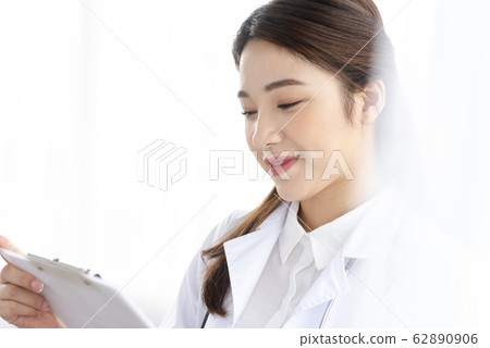 woman doctor woman doctor 62890906
