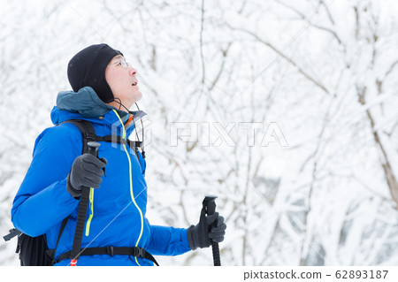享受雪鞋行走 享受雪鞋行走 62893187