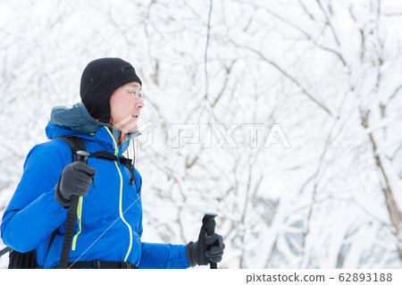 享受雪鞋行走 享受雪鞋行走 62893188