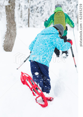 Enjoy snowshoeing 62893259
