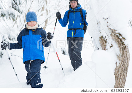 父母和孩子享受雪靴 父母和孩子享受雪靴 62893307