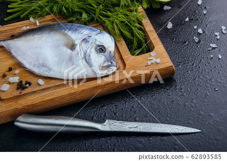 Fresh fish (Vomer or Selene setapinnis ) Fresh fish (Vomer or Selene setapinnis ) 62893585