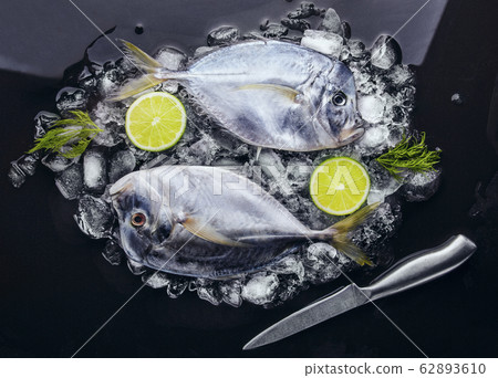 Two Fresh fish (Vomer or Selene setapinnis ) dill, 62893610