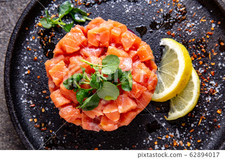 Raw salmon, avocado purple onion salad served in Raw salmon, avocado purple onion salad served in 62894017