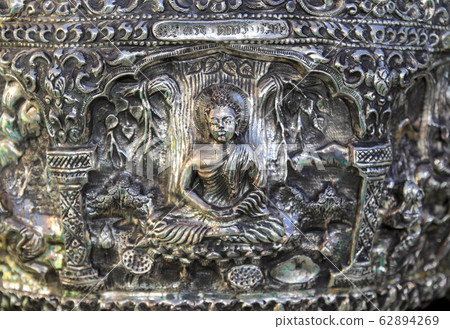 The art and pattern of carving silverware. 62894269