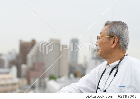 Senior male profile 62895005