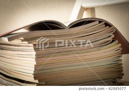 裝在椅子上的雜誌出版物Loading 62895077