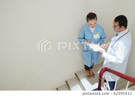 Doctors discussing prescription 62895412