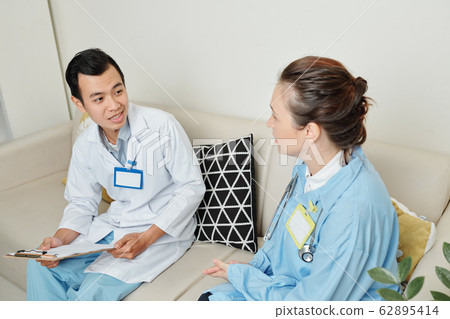 Intern asking doctor for advice 62895414