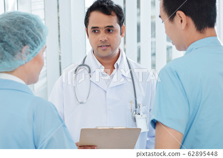 Chief doctor giving instructions Chief doctor giving instructions 62895448