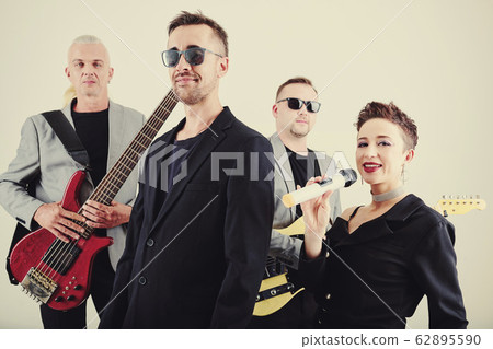 Smiling stylish musicians 62895590