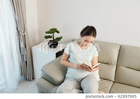 Pregnant woman reading book 62897005