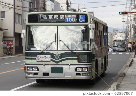 Kyoto Municipal Bus near Gojozaka (Raku Bus / Express 100 line) Kyoto Municipal Bus near Gojozaka (Raku Bus / Express 100 line) 62897007
