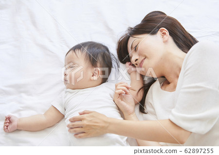 Baby and mother 62897255