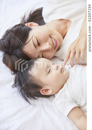 Baby and mother 62897294