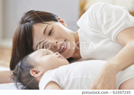 Baby and mother 62897295