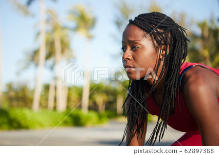 Sportswoman in starting position Sportswoman in starting position 62897388