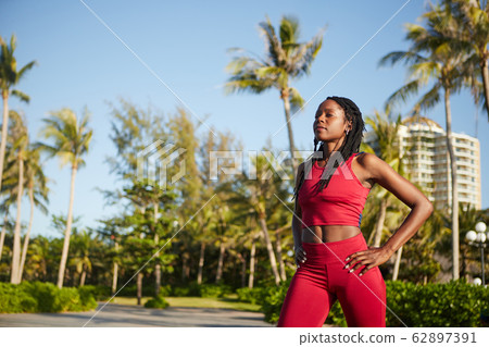 Fit woman doing lunges Fit woman doing lunges 62897391