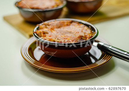 Traditional french onion gratin soup served in a Traditional french onion gratin soup served in a 62897670
