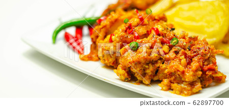 Chicken breast fillet with a chilli and cheese 62897700