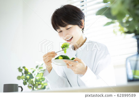 Female broccoli vegetable meal fork sugar-restricted diet 62899589