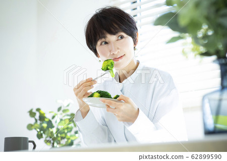 Female broccoli vegetable meal fork sugar-restricted diet 62899590