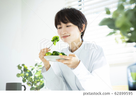 Female broccoli vegetable meal fork sugar-restricted diet Female broccoli vegetable meal fork sugar-restricted diet 62899595