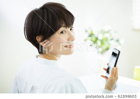 Women Hydrogen Hydrogen gas inhalation Inhalation tube Smartphone Smartphone 62899603