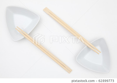 Top View Of White Empty Sushi Plates With Bamboo 62899773