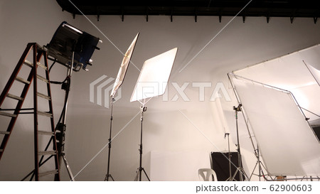 Big studio LED continue lighting for photo and video shooting production on tripod which very strong and powerful by more than 1000 watt and light setup include softbox or transperant paper for softer 62900603
