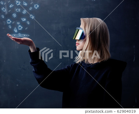 Style woman in concept VR glasses buying online Style woman in concept VR glasses buying online 62904019