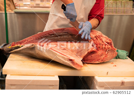 Tuna dismantling Tuna dismantling 62905512