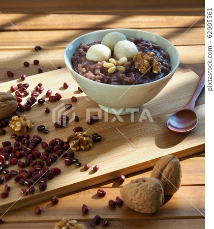 Korean food red bean porridge and walnut Korean food red bean porridge and walnut 62905561