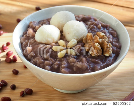 Korean food red bean porridge and walnut Korean food red bean porridge and walnut 62905562
