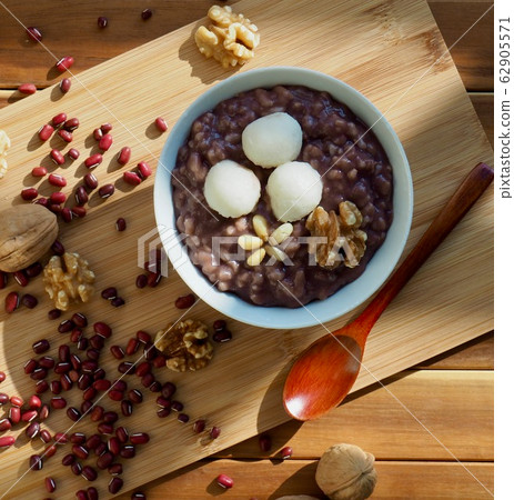 Korean food red bean porridge and walnut Korean food red bean porridge and walnut 62905571