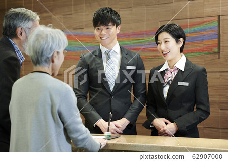 旅館男人男人和女人 62907000