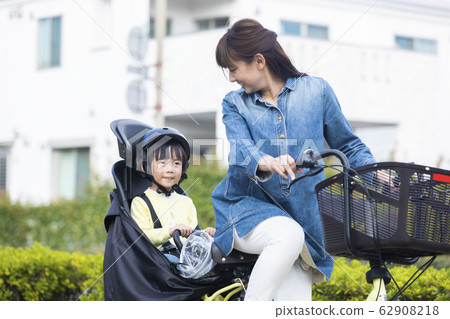 父母騎自行車 父母騎自行車 62908218