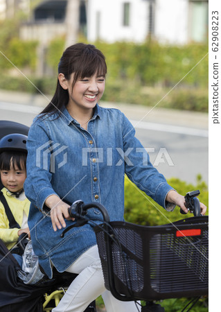 Parents riding a bicycle 62908223