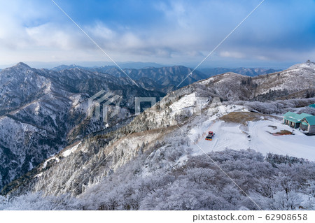 三重縣冬季御所所滑雪場山峰坡景 62908658