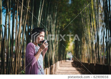 woman drinking hot coffee woman drinking hot coffee 62909038